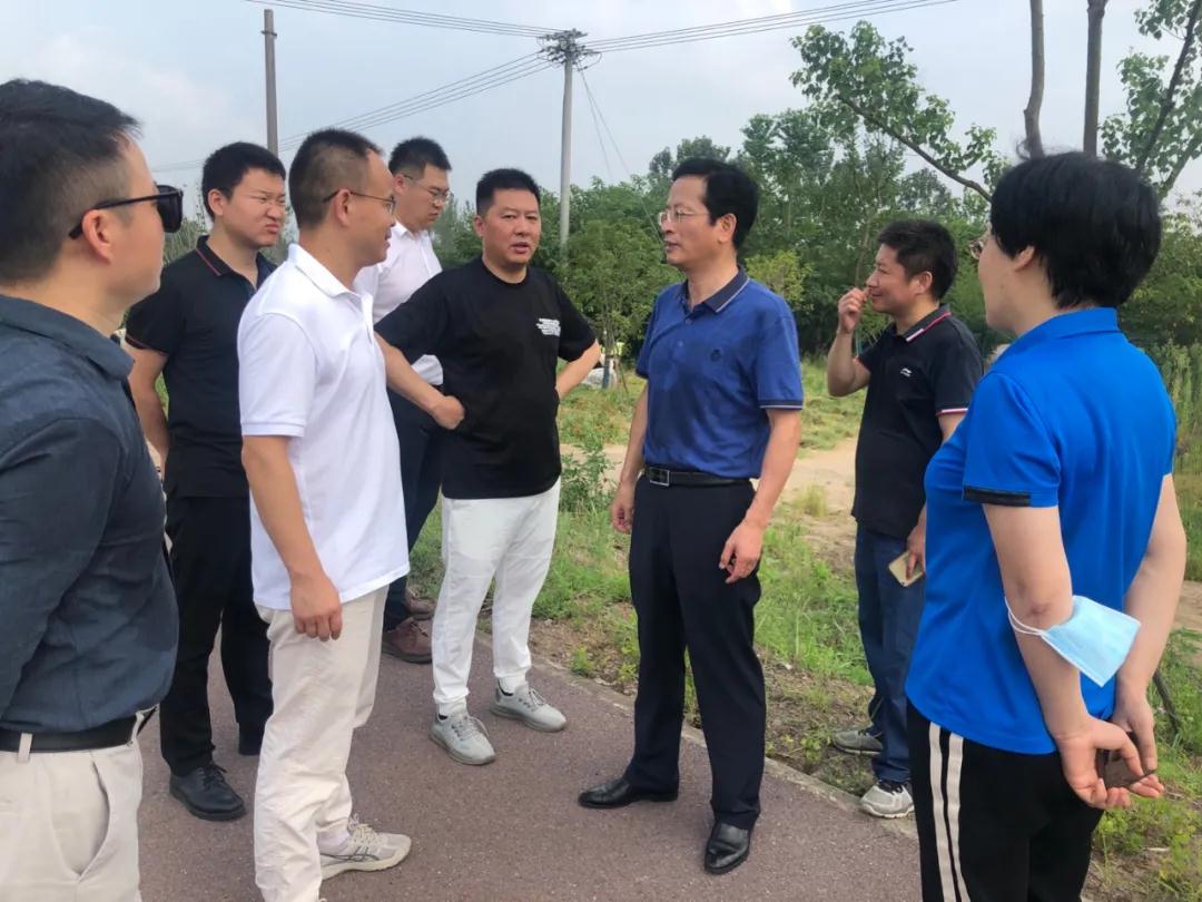 六安市副市长束学龙会见王小松一行