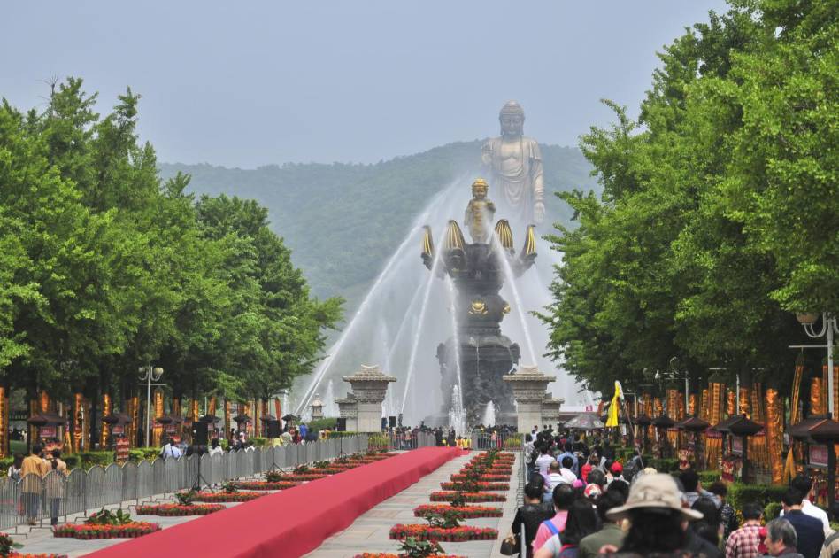 灵山胜境位于太湖之滨无锡马山半岛上,是一座规模宏大,独具特色的